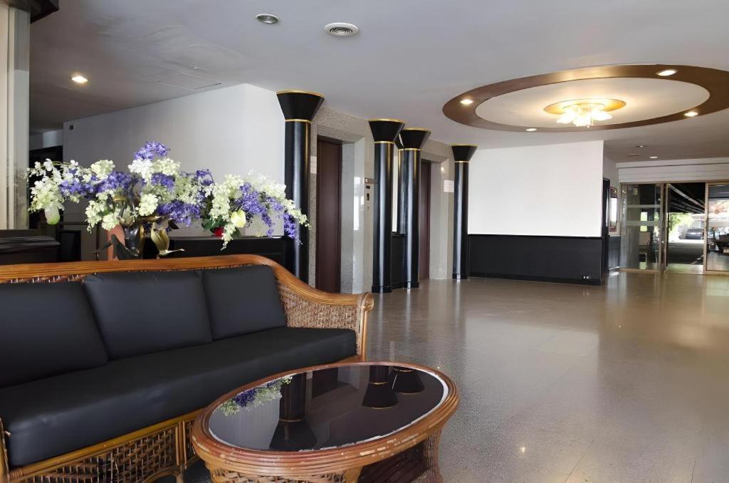 Town In Town Gardent Resort Bangkok Extérieur photo